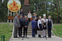 Церемония возложения цветов к обелиску в День Победы